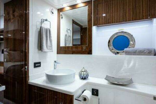 Riviera 5400 Sport Yacht Yacht For Sale