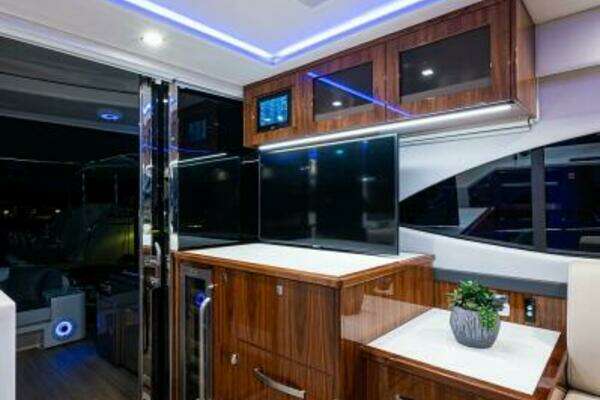 Riviera 5400 Sport Yacht Yacht For Sale
