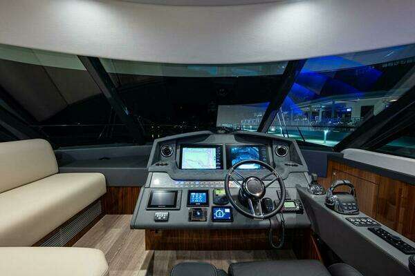 Riviera 5400 Sport Yacht Yacht For Sale