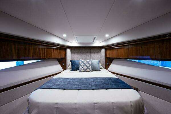 Riviera 5400 Sport Yacht Yacht For Sale