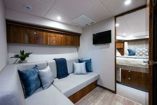 Riviera 5400 Sport Yacht Yacht For Sale