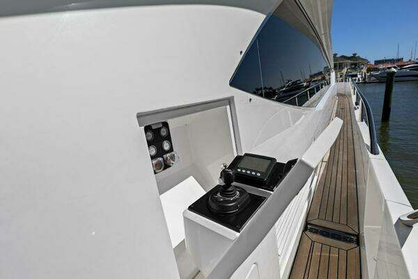 Sunseeker 73 Manhattan Yacht For Sale