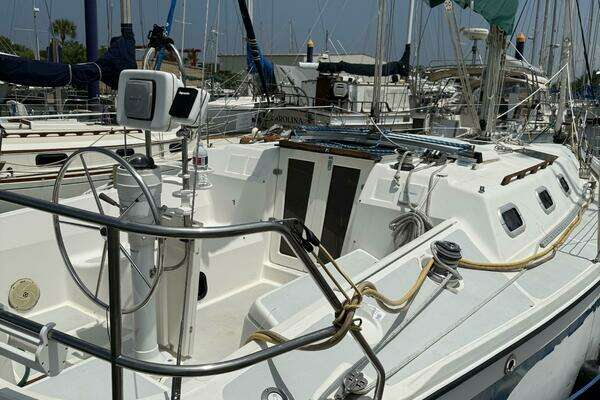 Photo of the 1989 Hunter 33.5
