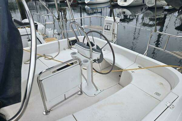 Photo of the 2002 Hunter 356