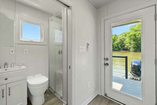 Custom Hank's 40 Houseboat Yacht For Sale