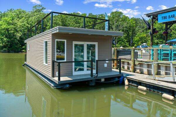 Photo of the 2025 Custom Hank's 40 Houseboat