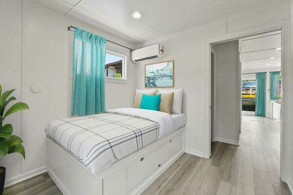 Custom Hank's 40 Houseboat Yacht For Sale