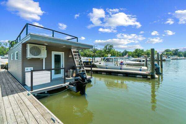 Custom Hank's 40 Houseboat Yacht For Sale