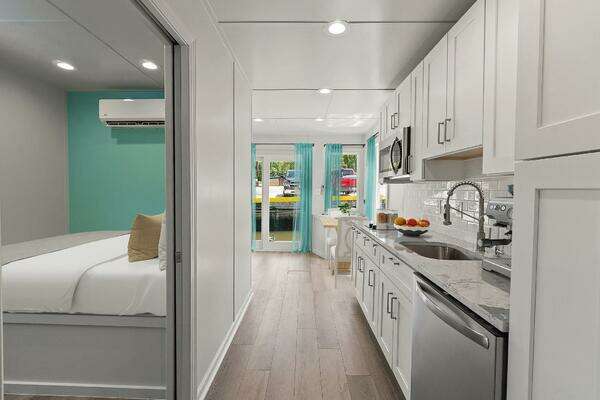 Custom Hank's 40 Houseboat Yacht For Sale