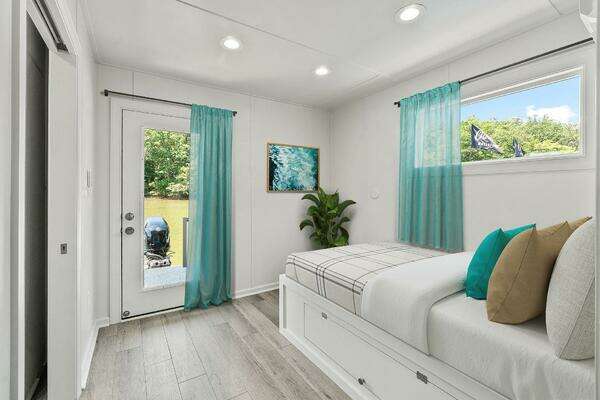 Custom Hank's 40 Houseboat Yacht For Sale