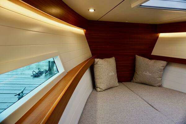 Delta Powerboats 33 Coupe Yacht For Sale