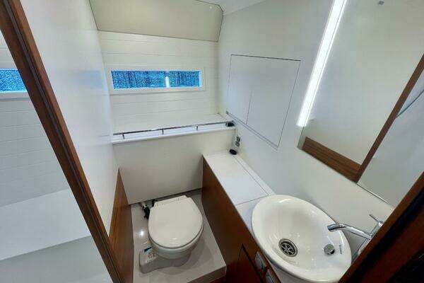 Delta Powerboats 33 Coupe Yacht For Sale
