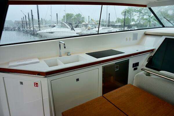Delta Powerboats 33 Coupe Yacht For Sale