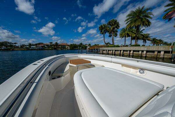 Boston Whaler 370 Outrage Yacht For Sale