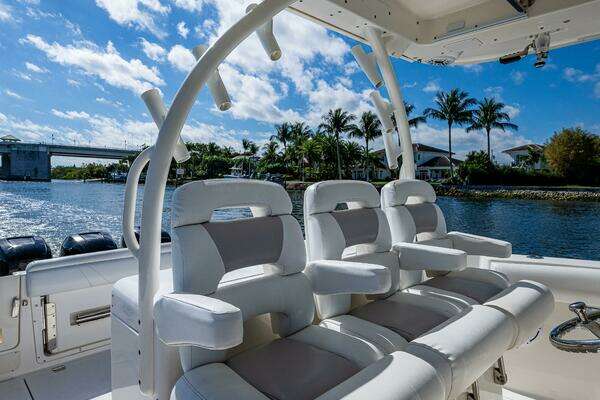 Boston Whaler 370 Outrage Yacht For Sale