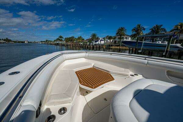 Boston Whaler 370 Outrage Yacht For Sale