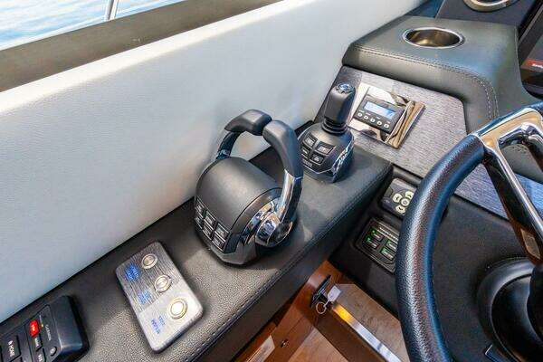 Riviera 4800 Sport Yacht Yacht For Sale