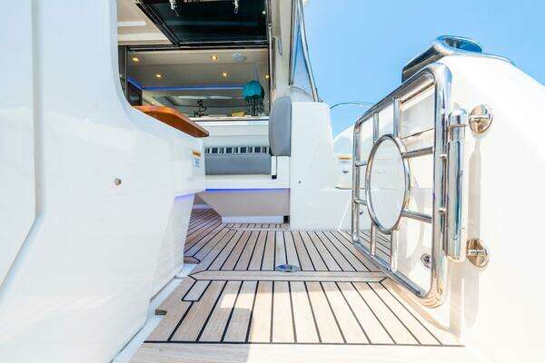 Riviera 4800 Sport Yacht Yacht For Sale