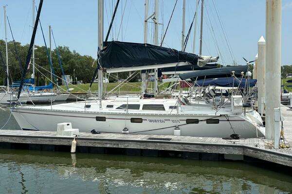 Photo of the 1996 Hunter 37.5