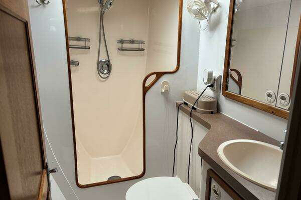 Manta 40 Yacht For Sale