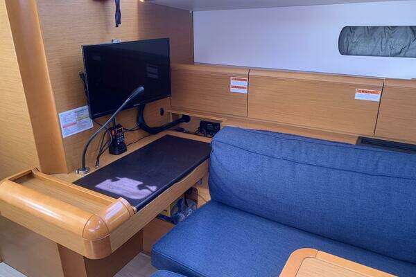 Jeanneau 479 Yacht For Sale