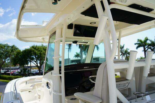 Boston Whaler 350 Outrage® Yacht For Sale