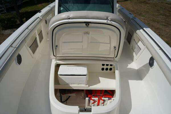 Boston Whaler 350 Outrage® Yacht For Sale