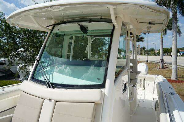 Boston Whaler 350 Outrage® Yacht For Sale