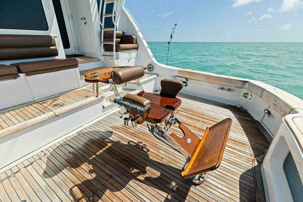 Hatteras 68 Convertible Yacht For Sale