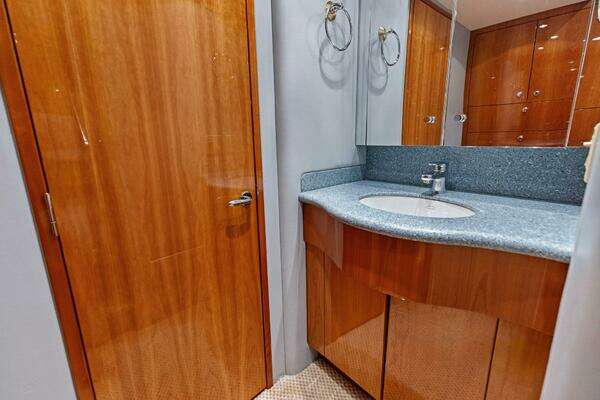 Hatteras 68 Convertible Yacht For Sale