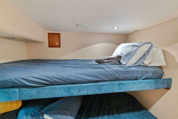 Hatteras 68 Convertible Yacht For Sale