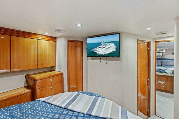 Hatteras 68 Convertible Yacht For Sale