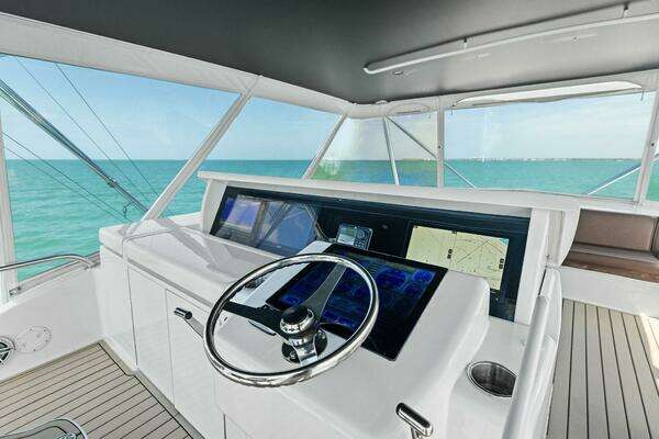 Hatteras 68 Convertible Yacht For Sale