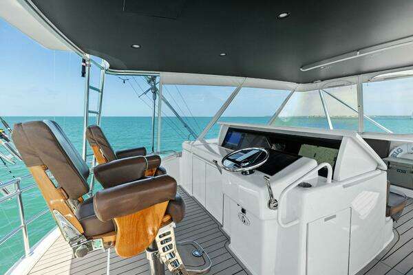 Hatteras 68 Convertible Yacht For Sale