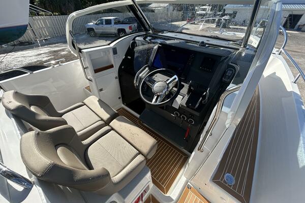 In Stock 2024 Nimbus T9 142 30ft Nimbus Yacht For Sale