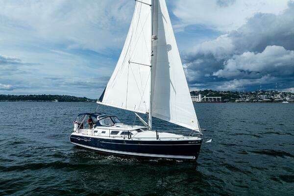Hunter 41 Deck Salon Yacht For Sale