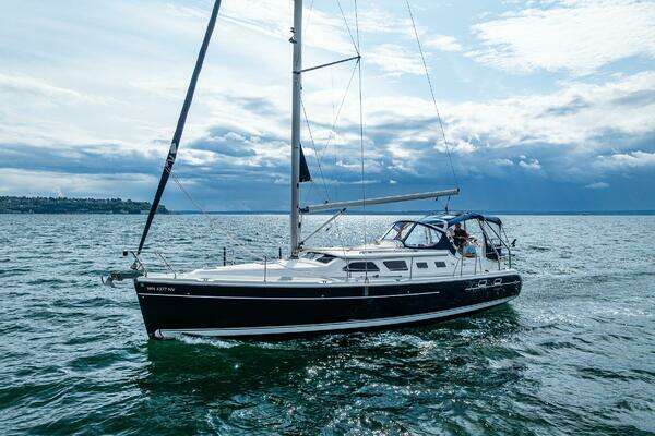 Hunter 41 Deck Salon Yacht For Sale