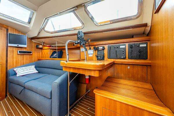 Hunter 41 Deck Salon Yacht For Sale