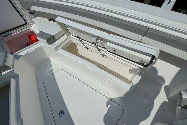 Regulator 31 FS Yacht For Sale
