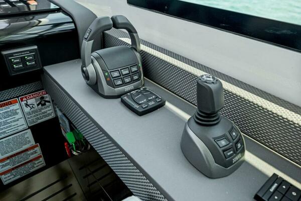 2022 50 Cruisers Cantius - Mint 2 Bee - Helm Controls