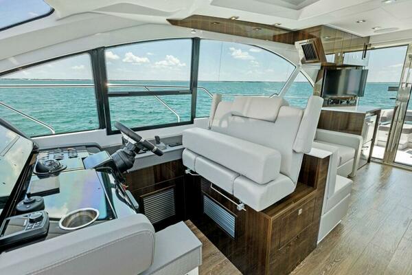 2022 50 Cruisers Cantius - Mint 2 Bee - Helm