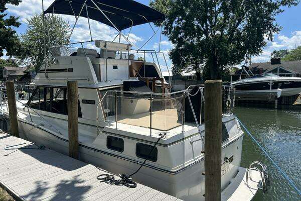 Photo of the 1985 Carver 3207