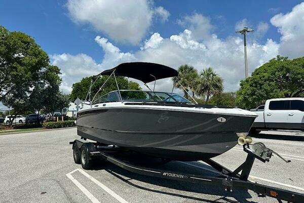 Photo of the 2021 Four Winns 