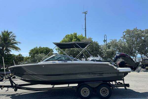 Photo of the 2021 Four Winns 