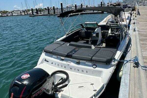 Photo of the 2021 Four Winns 