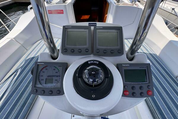 Bella Blue 33ft Hunter Yacht For Sale