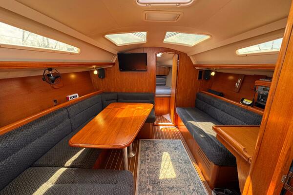 Bella Blue 33ft Hunter Yacht For Sale