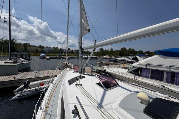 Bella Blue 33ft Hunter Yacht For Sale