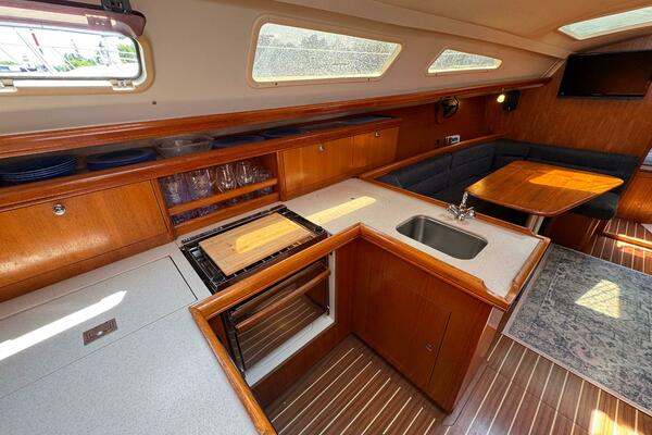 Bella Blue 33ft Hunter Yacht For Sale