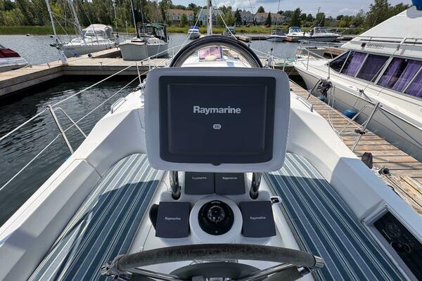 Bella Blue 33ft Hunter Yacht For Sale